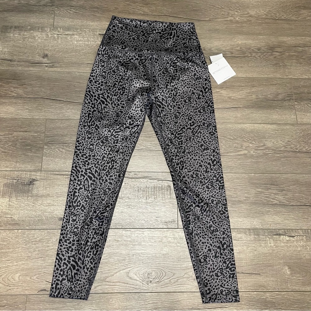 Beyond Yoga Lux High Waist Midi Leggings NWT Medium Marbled Cat Grey Leopard.